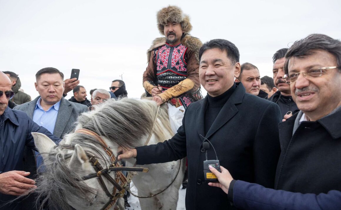 Монгол Улсын Ерөнхийлөгч У.Хүрэлсүх Ил хан Хүлэгүгийн зуны ордны туурийн археологийн хайгуул судалгааны ажилтай танилцлаа
