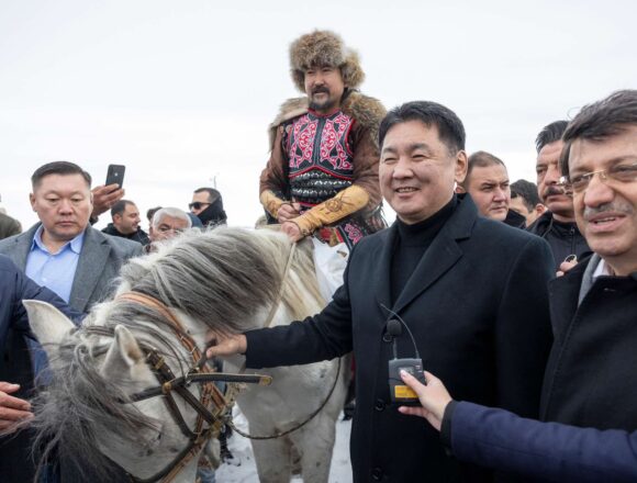 Монгол Улсын Ерөнхийлөгч У.Хүрэлсүх Ил хан Хүлэгүгийн зуны ордны туурийн археологийн хайгуул судалгааны ажилтай танилцлаа