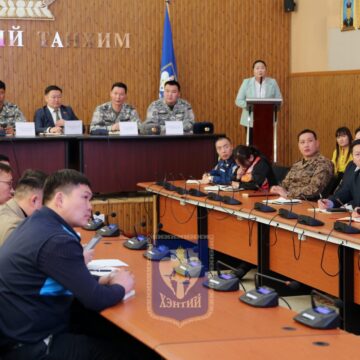Цаг үеийн нөхцөл байдалтай холбогдуулан аймгийн онцгой комисс хуралдаж байна.