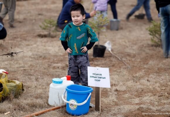 Улсын Их Хурлын Тамгын газрын ажилтнууд Түргэний цэцэрлэгт мод тарилаа