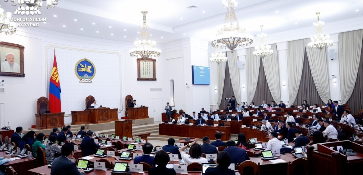 Монгол Улсын 2026 оны төсвийн төслүүдийн нэг дэх хэлэлцүүлэг үргэлжилж, УИХ-ын гишүүд асуулт асууж, мэдээлэл авч байна