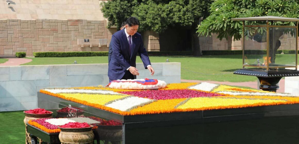 Монгол Улсын Ерөнхийлөгч У.Хүрэлсүх Махатма Ганди-гийн дурсгалын цогцолборт цэцэг өргөлөө