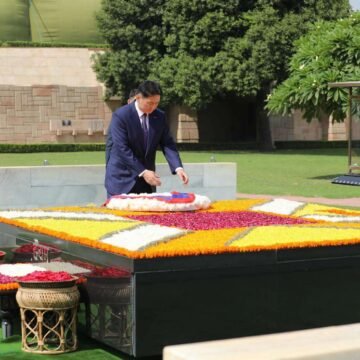 Монгол Улсын Ерөнхийлөгч У.Хүрэлсүх Махатма Ганди-гийн дурсгалын цогцолборт цэцэг өргөлөө