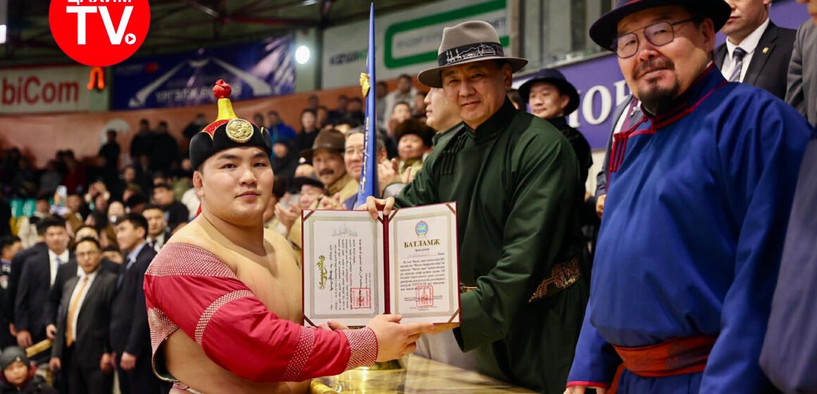 “Монгол бахархлын өдөр”-т зориулсан барилдаанд Улсын арслан Э.Батмагнай түрүүлж, “Чингис хаан” цомыг хүртлээ