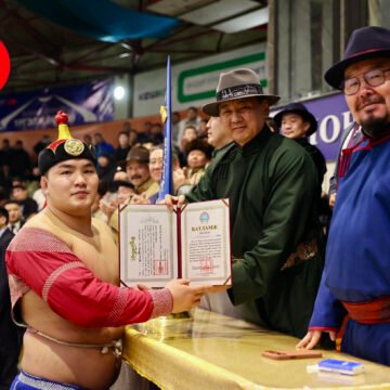 “Монгол бахархлын өдөр”-т зориулсан барилдаанд Улсын арслан Э.Батмагнай түрүүлж, “Чингис хаан” цомыг хүртлээ