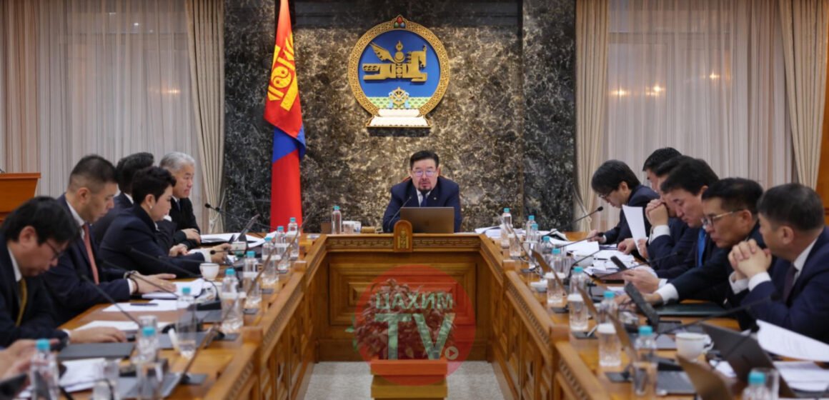 Хяналтын болон бүтээмжийн менежер, сайд нарын зөвлөхүүдийг цомхотгож, дэд сайд нарыг томиллоо.