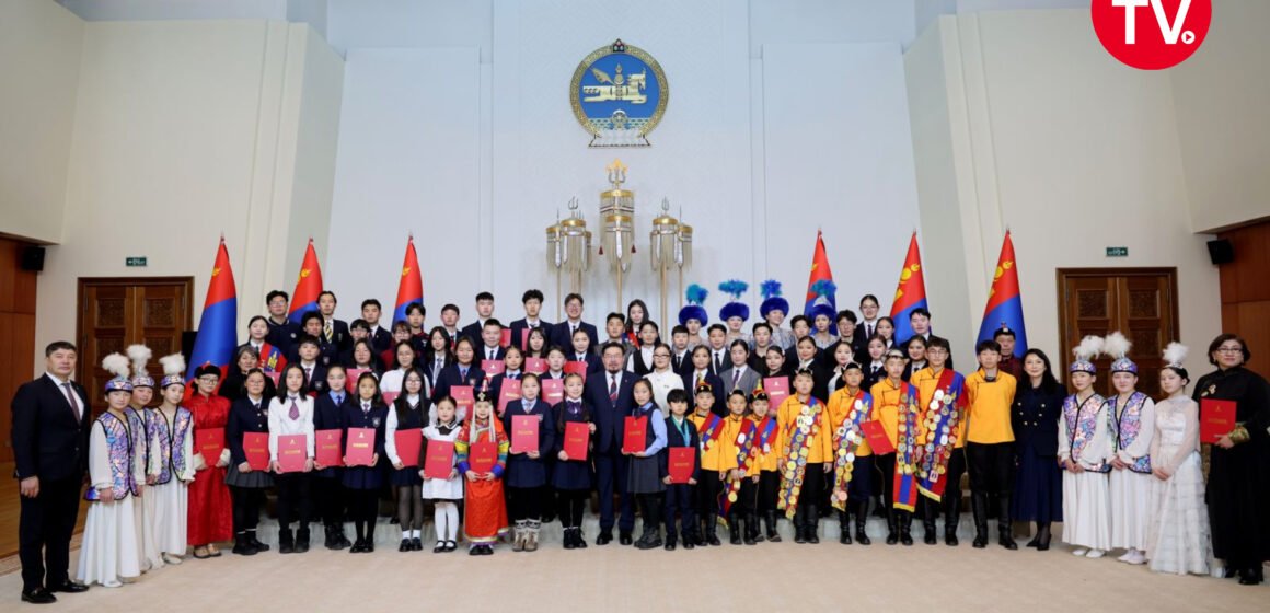 Ерөнхий сайд Г.Занданшатар 2025 оны онцлох хүүхдүүдэд шагнал гардуулж, баяр хүргэлээ