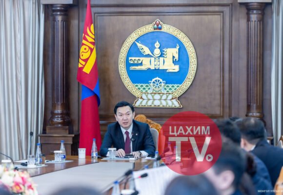 Айл өрх, орон нутгийн хэмжээнд сэргээгдэх эрчим хүчний хэрэглээг үе шаттайгаар нэмэгдүүлж, ногоон дэд бүтцийг хөгжүүлэх иж бүрэн санаачилгыг хэрэгжүүлнэ.