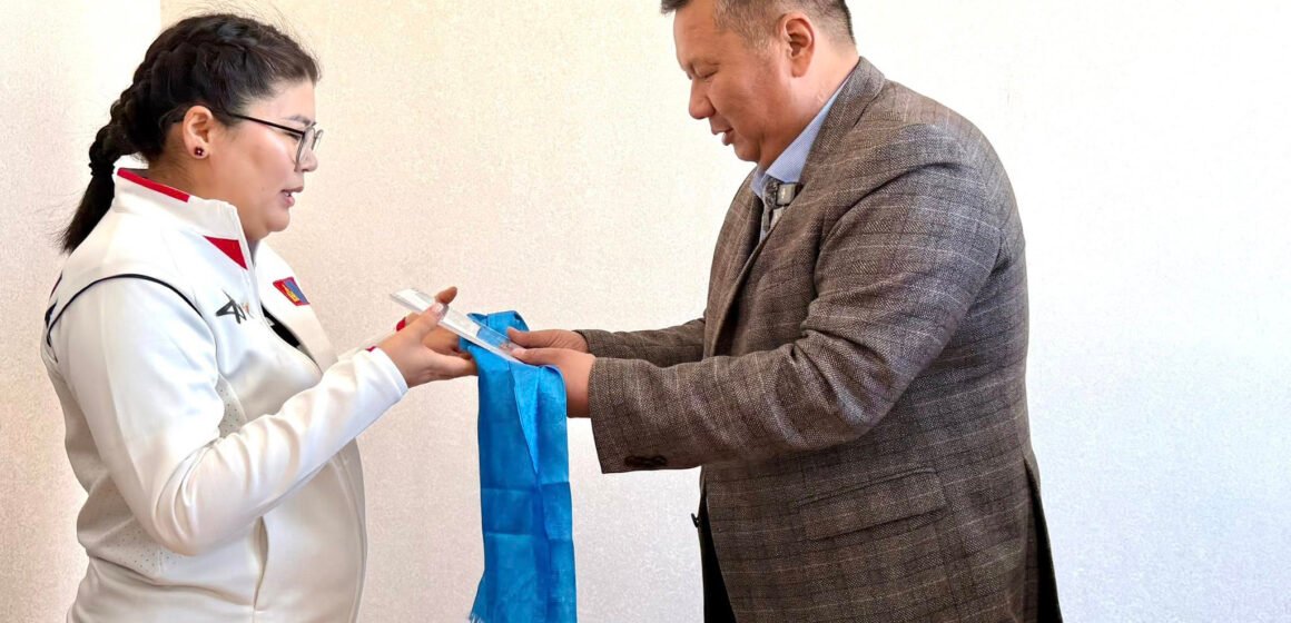 ОЮУНЫ СПОРТЫН ДЭЛХИЙД МОНГОЛЫН НЭРИЙГ МӨНХӨЛСӨН ИХ МАСТЕРТ НУТАГ ОРОН НЬ  ДЭМЖЛЭГ ҮЗҮҮЛЛЭЭ