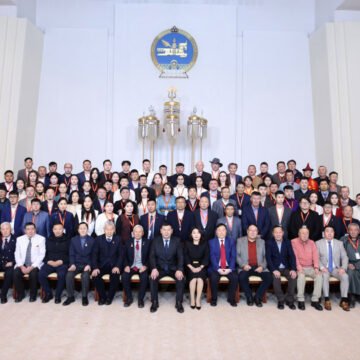 УИХ-ын даргын ивээл дор зохиогддог Шатар сонирхогчдын улсын аварга шалгаруулах тэмцээн Төрийн ордонд эхэллээ