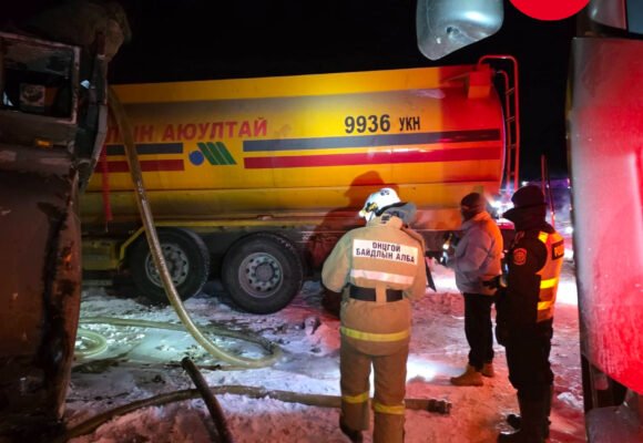 Хан-Уул дүүрэгт шатахуун тээвэрлэсэн авто машин осолдож, 16 тонн дизель түлш асгарчээ