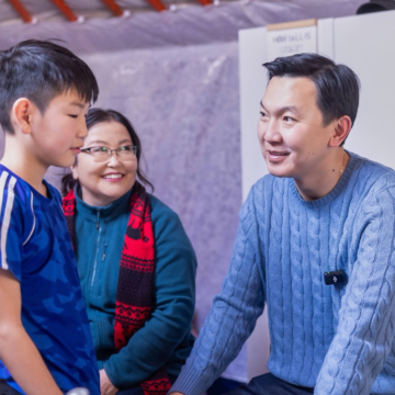 УИХ-ын дарга Н.Учрал нарны хавтангаар тог, дулаанаа шийдсэн өрхийн сайн туршлагатай танилцав