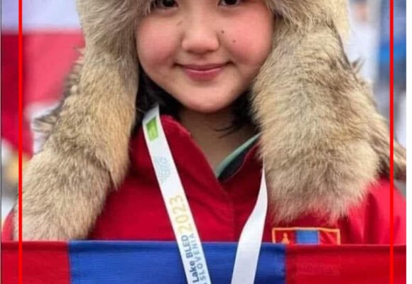 10 настай М.Цэнгүүн охин 50 метрийн мэлхий сэлэлтийн төрөлд алтан медаль хүртлээ.