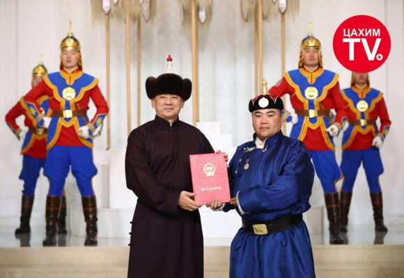 Уяачдад улсын цол хүртээлээ