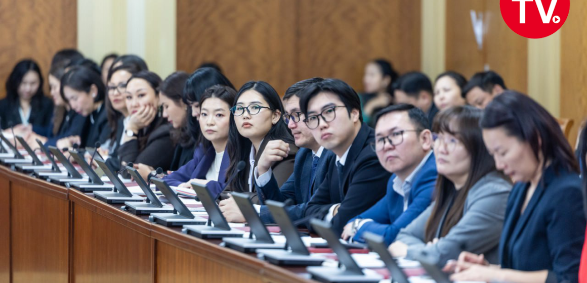 Хуулийн төсөл боловсруулагчдад гэрчилгээ, сургагч багш нарт батламж гардууллаа