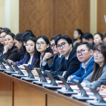 Хуулийн төсөл боловсруулагчдад гэрчилгээ, сургагч багш нарт батламж гардууллаа