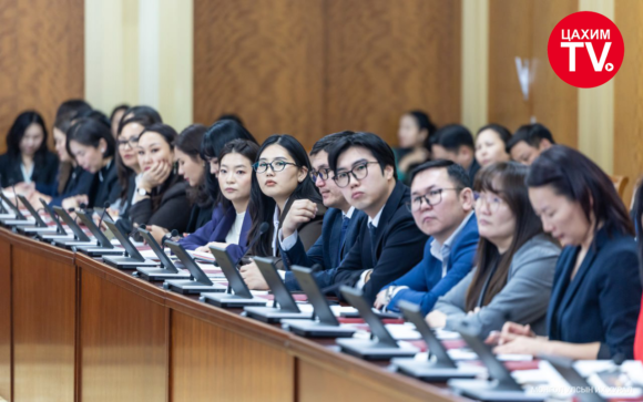 Хуулийн төсөл боловсруулагчдад гэрчилгээ, сургагч багш нарт батламж гардууллаа