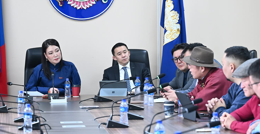 Өв соёлоо хамгаалж, морин уралдааныг нэгдсэн стандарттай болгох асуудлаар уяачдын төлөөлөлтэй уулзлаа