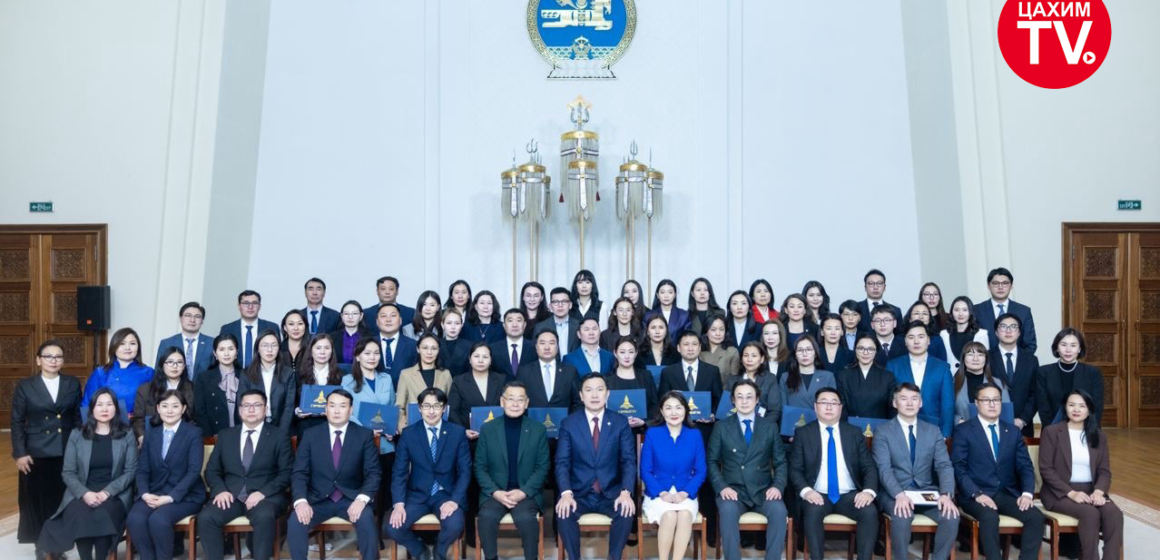 Хуулийн төсөл боловсруулагчдад гэрчилгээ, сургагч багш нарт батламж гардууллаа