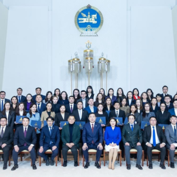 Хуулийн төсөл боловсруулагчдад гэрчилгээ, сургагч багш нарт батламж гардууллаа