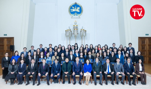 Хуулийн төсөл боловсруулагчдад гэрчилгээ, сургагч багш нарт батламж гардууллаа