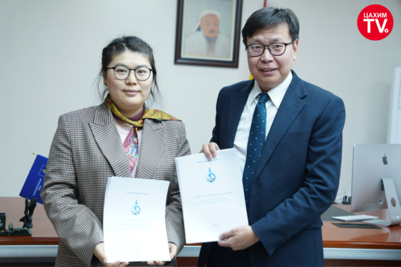 Боловсролын сайд П.Наранбаяр Монгол Улсын Гавьяат Тамирчин, Олон Улсын шатрын Их мастер, Олон Улсын шатрын холбооны Глобал бодлогын зөвлөлийн гишүүн, Монголын Шатрын Холбооны ФИДЕ делегат А.Энхтуулыг хүлээн авч уулзлаа