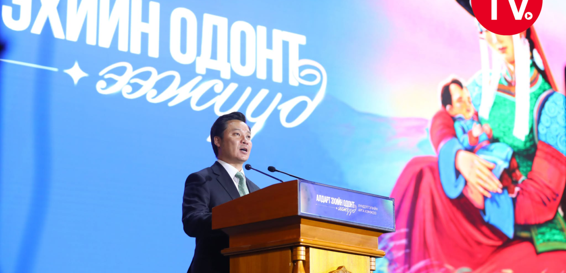 Ерөнхийлөгч У.Хүрэлсүх ээжүүд, охид, бүсгүйчүүдэд талархал илэрхийлж, сайн сайхан бүхнийг хүсэн ерөөв