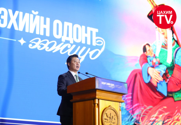 Ерөнхийлөгч У.Хүрэлсүх ээжүүд, охид, бүсгүйчүүдэд талархал илэрхийлж, сайн сайхан бүхнийг хүсэн ерөөв