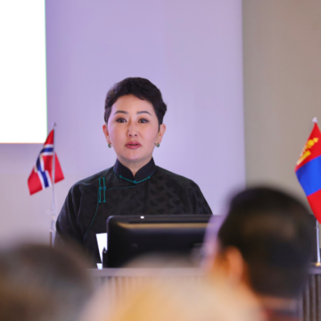 ГАДААД ХАРИЛЦААНЫ САЙД Б.БАТЦЭЦЭГ ОСЛОГИЙН ИХ СУРГУУЛИЙН ХАРЬЯА СОЁЛЫН ТҮҮХИЙН МУЗEЙД ЗОЧИЛЖ, ҮЗЭСГЭЛЭНГИЙН НЭЭЛТЭД ОРОЛЦОВ