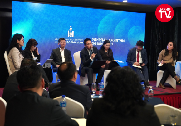 Боловсролын салбарын удирдах ажилтны шуурхай зөвлөгөөн хүрээнд үдээс хойш хэд хэдэн илтгэл, танилцуулга хийж, салбарын тулгамдсан асуудлуудыг хэлэлцэв.