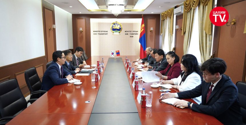 Монгол Улсын Засгийн газрын гишүүн, Зам, тээврийн сайд Б.Дэлгэрсайхан өнөөдөр (2026.03.27) БНСУ-аас Монгол Улсад суугаа Онц бөгөөд Бүрэн Эрхт Элчин сайд Чой Жин Вон-ыг хүлээн авч уулзлаа.