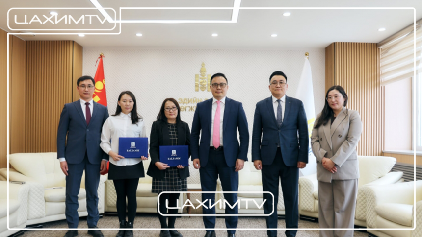 ТӨРИЙН НАРИЙН БИЧГИЙН ДАРГА И.БАТХҮҮ “ТУРШЛАГА СОЛИЛЦОХ ХӨТӨЛБӨР”-ИЙН ОРОЛЦОГЧДОД БАТЛАМЖ ГАРДУУЛЛАА