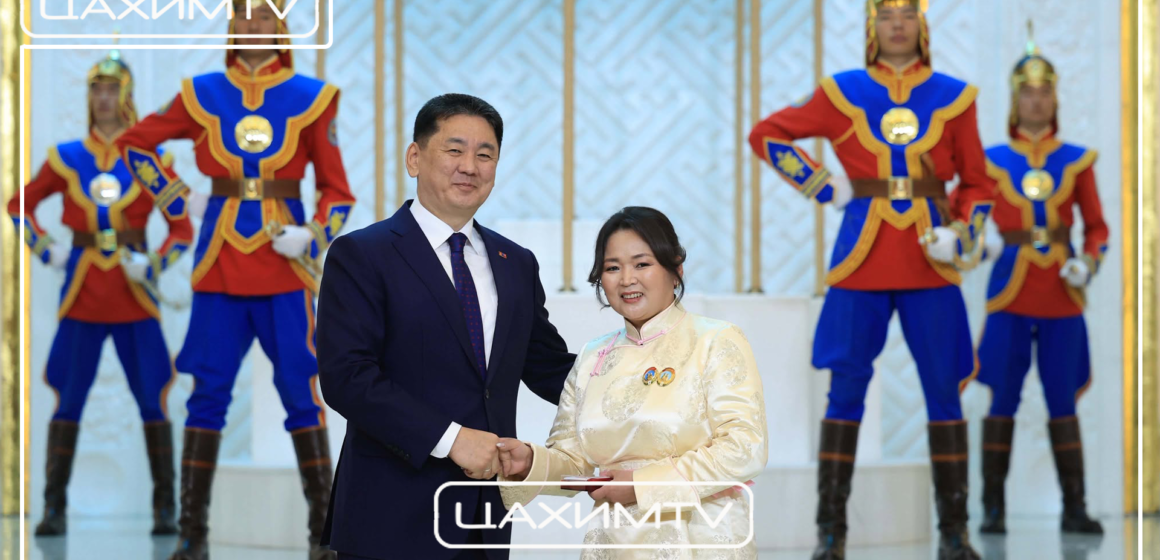 fhj Ерөнхийлөгч У.Хүрэлсүх ээжүүдэд Алдарт эхийн одон гардууллаа